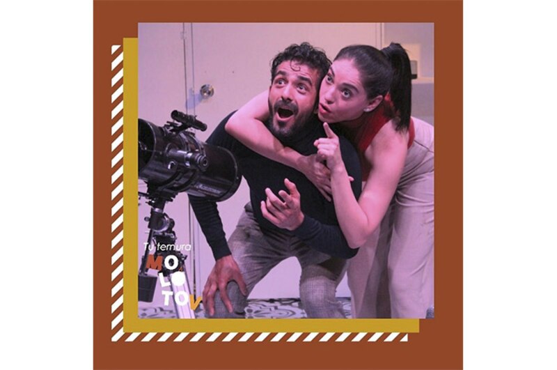 Una pareja de actores interpreta una escena de una obra de teatro.