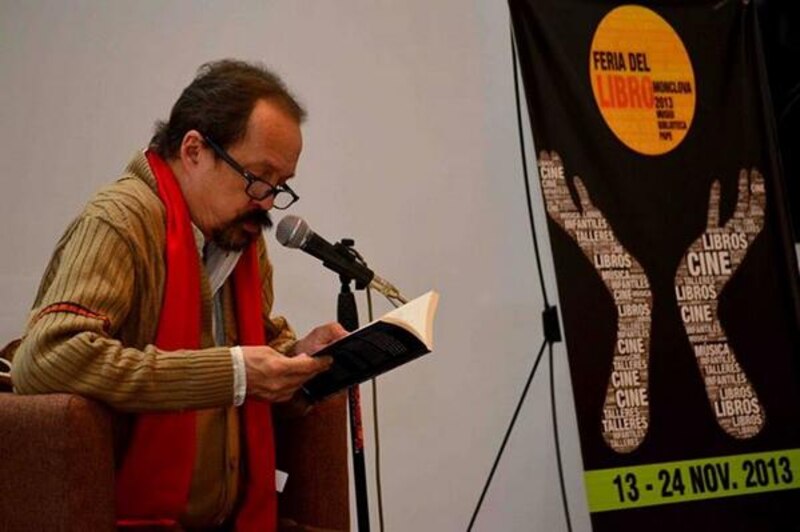 Escritor leyendo un libro en una feria del libro