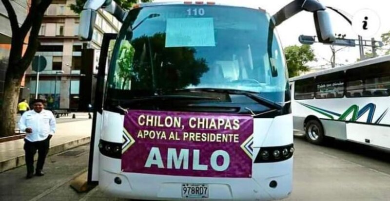 Autobús con mensaje de apoyo al presidente AMLO