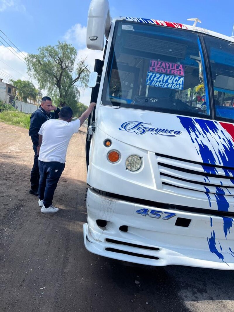 Un hombre espera el autobús en Tizayuca