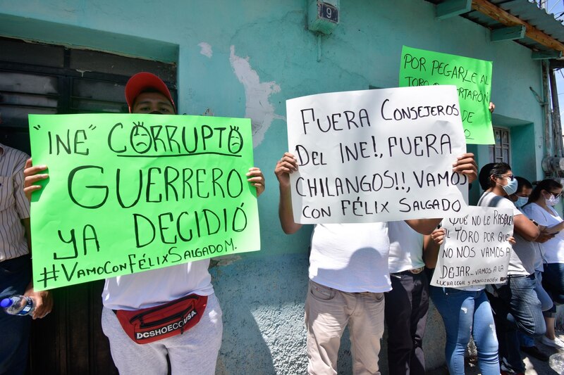 Simpatizantes de Félix Salgado Macedonio a quien el INE le retiró la candidatura por Morena a la gubernatura por no presentar gastos de precampaña se manifestaron en la sede del INE de Chilpancingo, en donde calificaron de corrupción a este instituto por esta decisión.
