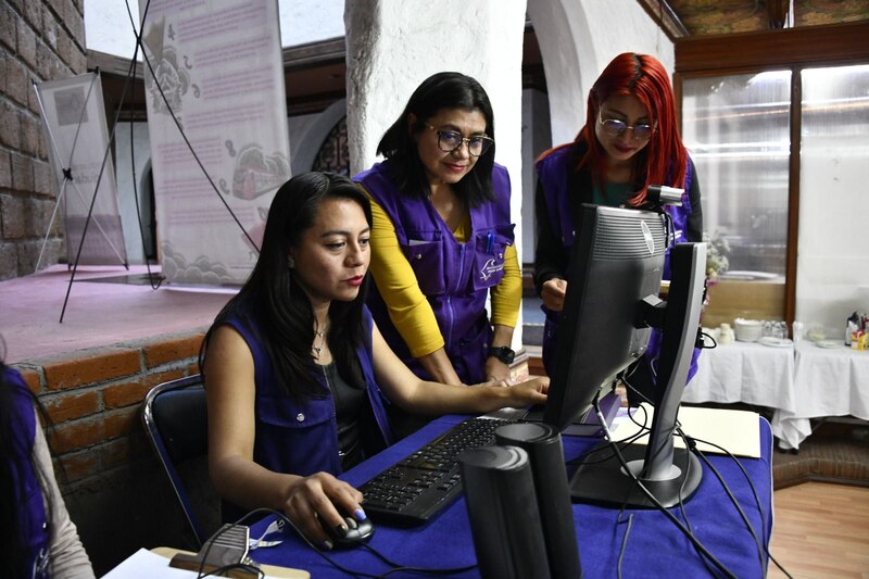 Mujeres usando una computadora