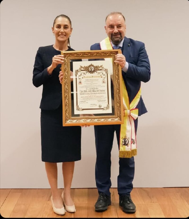 Entrega de premio a la deportista olímpica Claudia Shenbaum Pardo