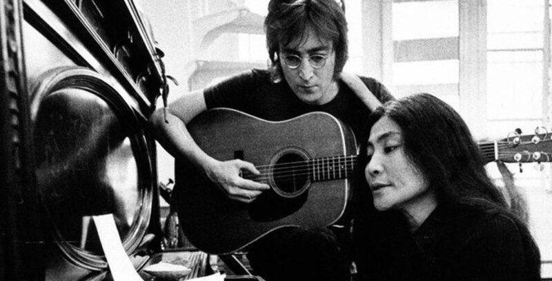 John Lennon y Yoko Ono en el estudio de grabación