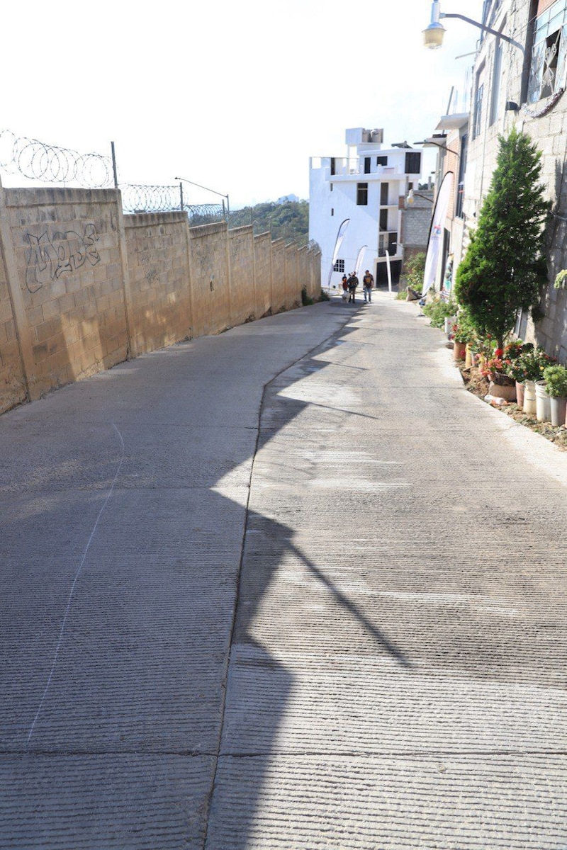 Calle en una ciudad con personas caminando