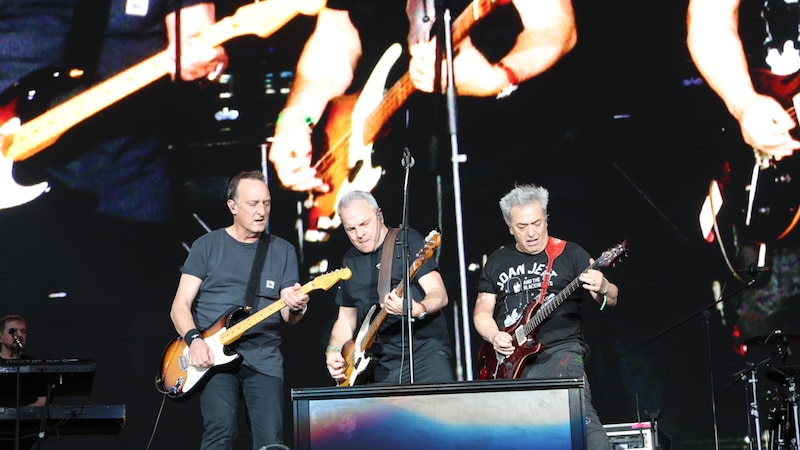 The Edge, Adam Clayton y Bono de U2 en concierto