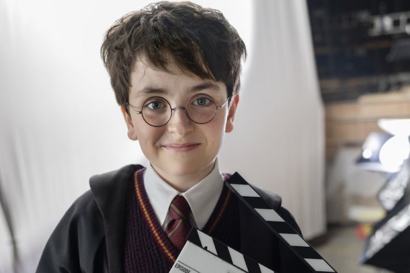Dominic McLaughlin, quien interpretará a Harry Potter, luce el uniforme de Hogwarts en el inicio de las grabaciones de la producción de HBO Max.
