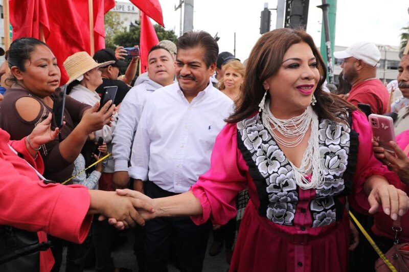 La política mexicana Claudia Sheinbaum saluda a sus seguidores.
