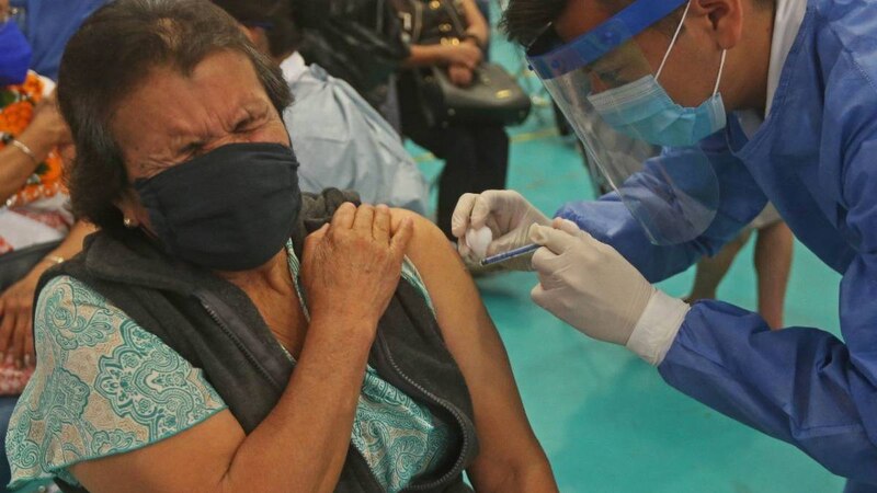 Mujer recibe la vacuna contra el COVID-19