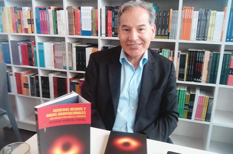 El físico mexicano Gerardo Herrera Corral presenta su libro Agujeros negros y otras gratitudes en la FIL 2018