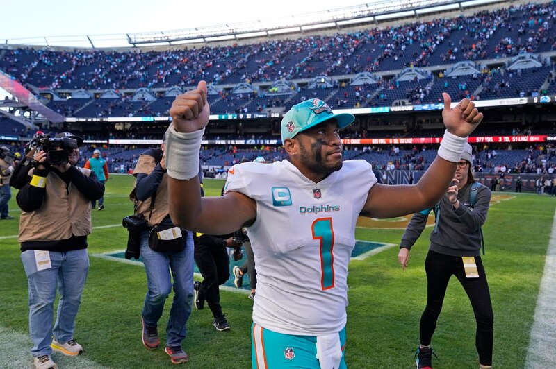 El jugador de fútbol americano Tua Tagovailoa celebra su victoria.