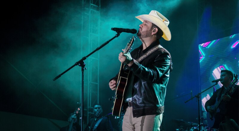 El cantante de música regional mexicana, Christian Nodal, en concierto.