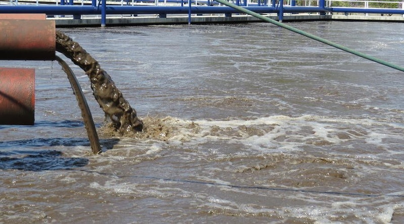 Vertido de residuos en el agua