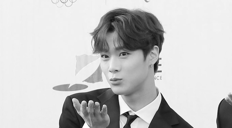 El actor Lee Jong Suk roba corazones con su mirada en la alfombra roja