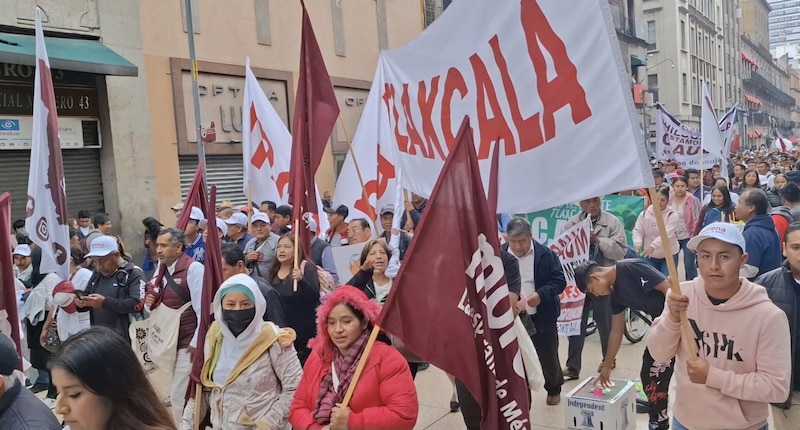 Posible título: Marcha de mujeres en la Ciudad de México