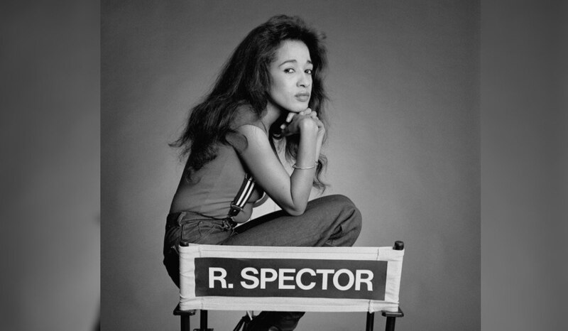 La actriz y cantante R. Spector posa para una foto.