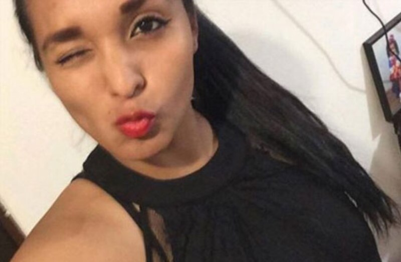 Chica latina guiñando un ojo y mandando un beso