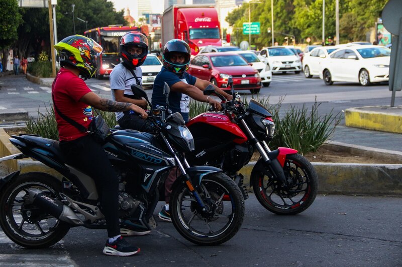 Viernes de tráfico y calor en la avenida continuación Circuito Interior, en la Colonia Tacubaya de la alcaldía Miguel Hidalgo.