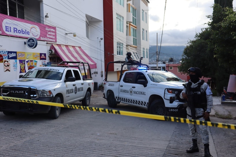 Title: Policía y Guardia Nacional en la escena de un crimen