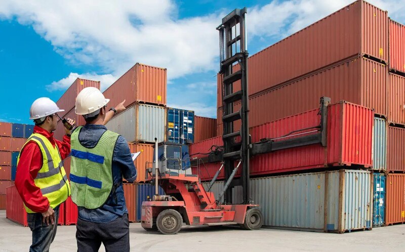 Operadores portuarios trabajando en la organización de contenedores