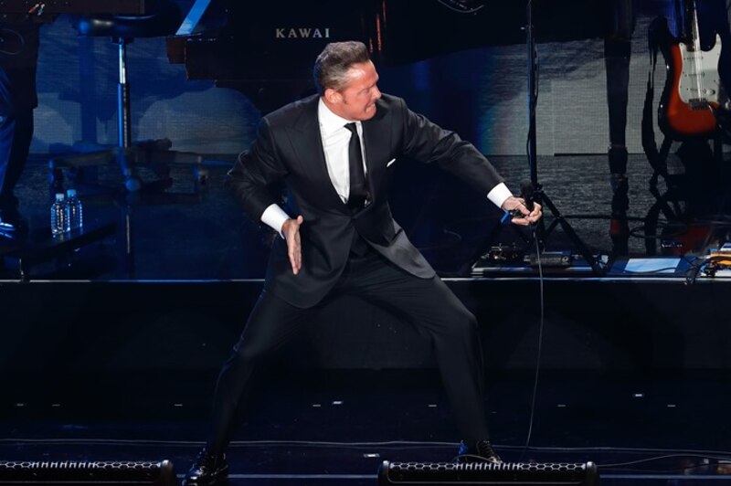 El cantante Michael Bublé se presenta en concierto.