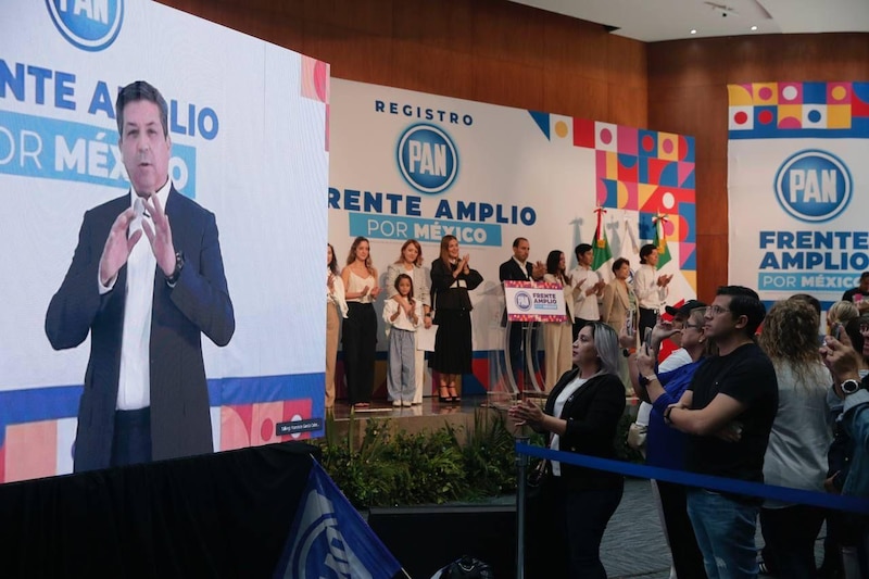 AMLO da su registro como precandidato de Morena a la presidencia de México