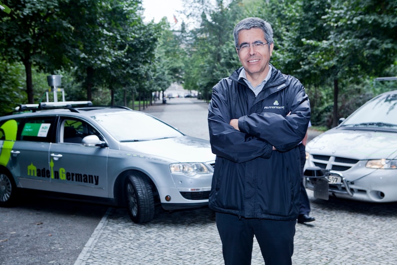 El CEO de Volkswagen, Martin Winterkorn, junto a un prototipo de coche eléctrico de la compañía.