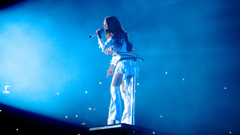 Rosalía cantando en concierto