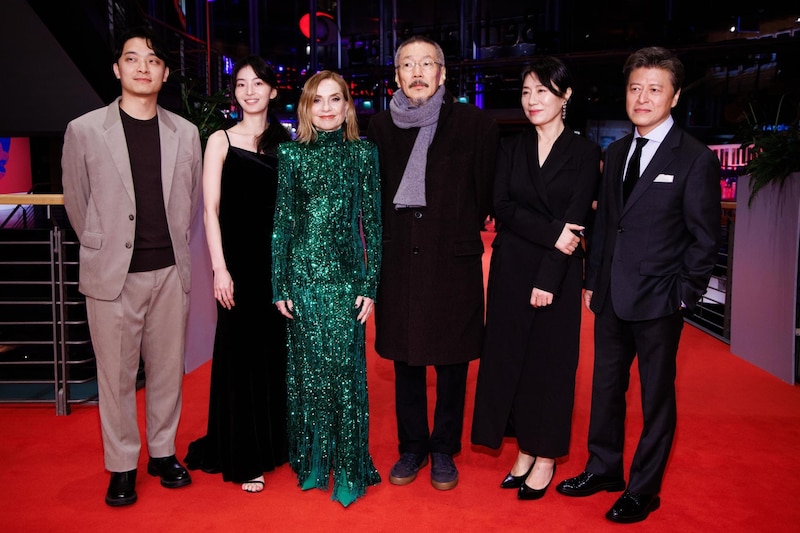 "El director coreano Bong Joon-ho y el elenco de 'Parásitos' en la alfombra roja del Festival de Cine de Berlín".