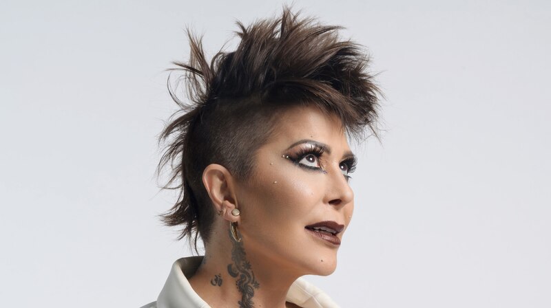 Mujer con un corte de pelo punk