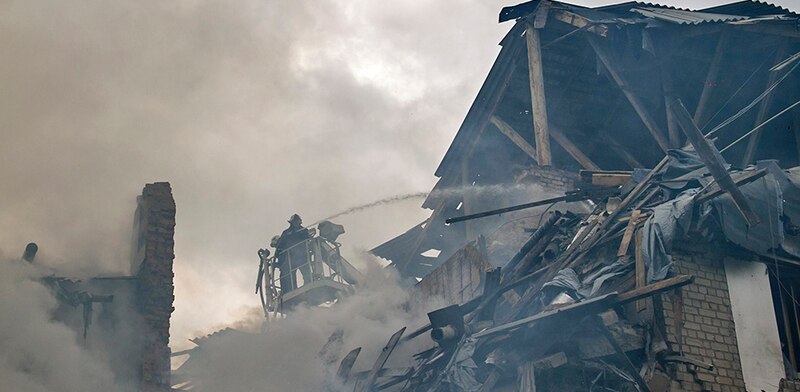 Bombero apaga un incendio en un edificio