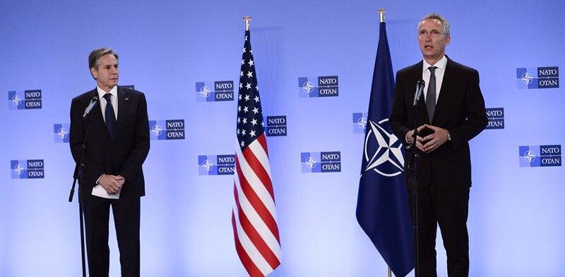 Stoltenberg y Jens Stoltenberg en una conferencia de prensa de la OTAN