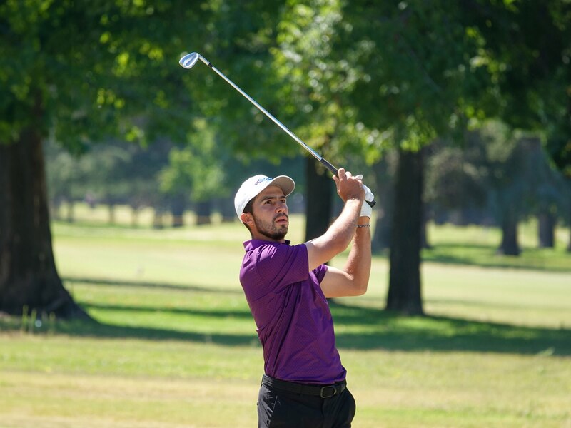 Golfista masculino en acción