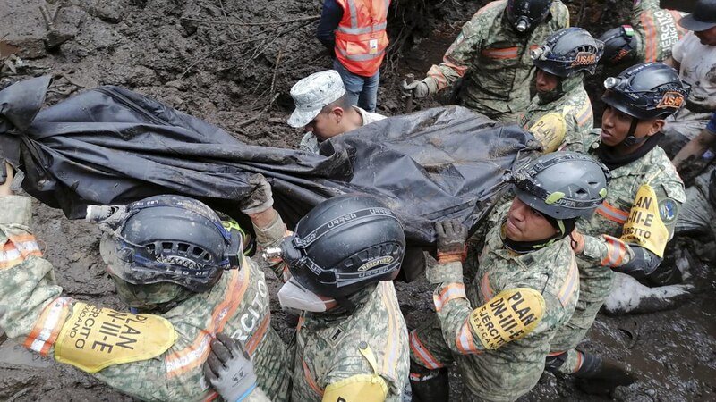 Rescatistas mexicanos buscan sobrevivientes entre los escombros tras un derrumbe