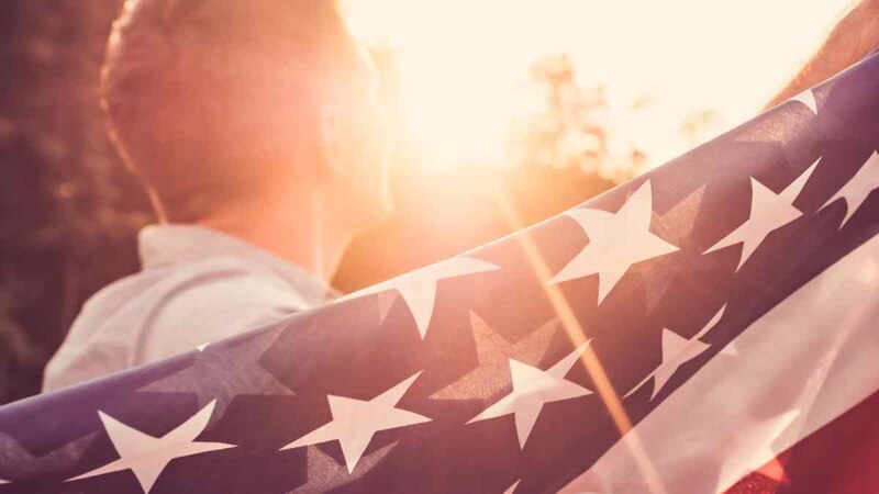 Ondeando la bandera americana