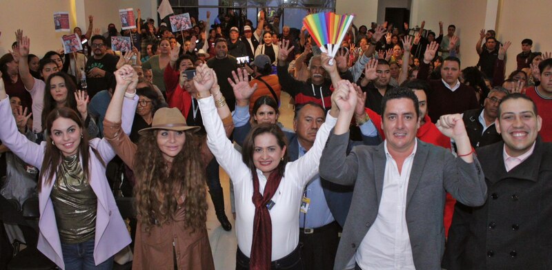 Multitud de personas en un evento político