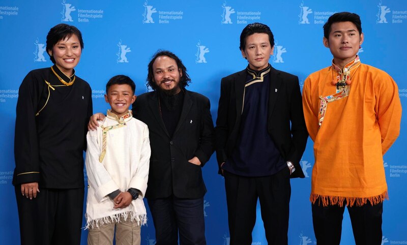 "El director y los actores de la película 'Lunana: A Yak in the Classroom' en el Festival de Cine de Berlín".