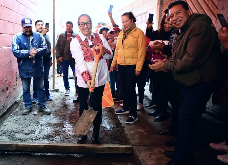 La presidenta municipal de Ecatepec, Azucena Cisneros, durante el inicio del programa "Cimientos de Esperanza", en el que se pavimentarán 100 calles.