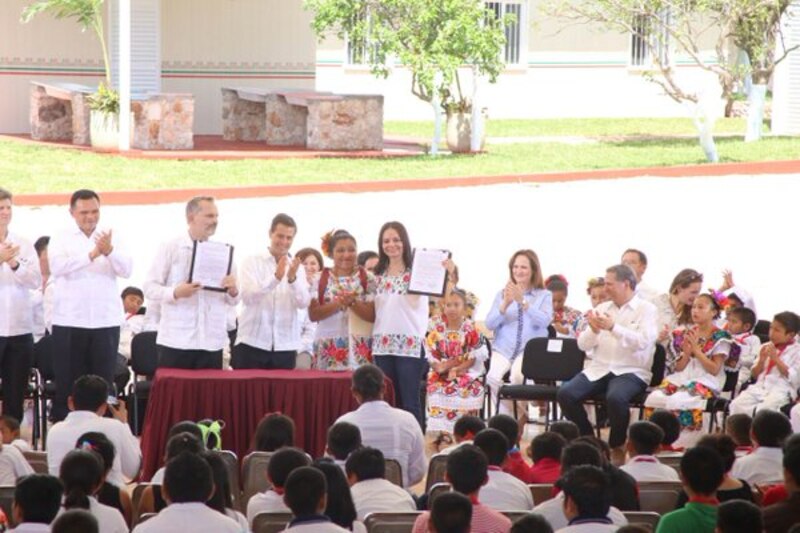 Entrega de reconocimientos a alumnos destacados
