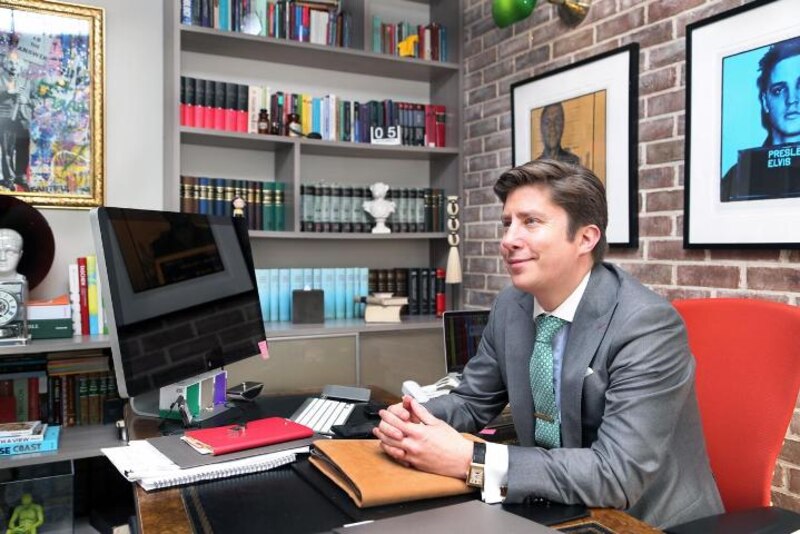 El abogado de la foto es el Dr. Juan García, un prestigioso abogado de la ciudad de Madrid.
