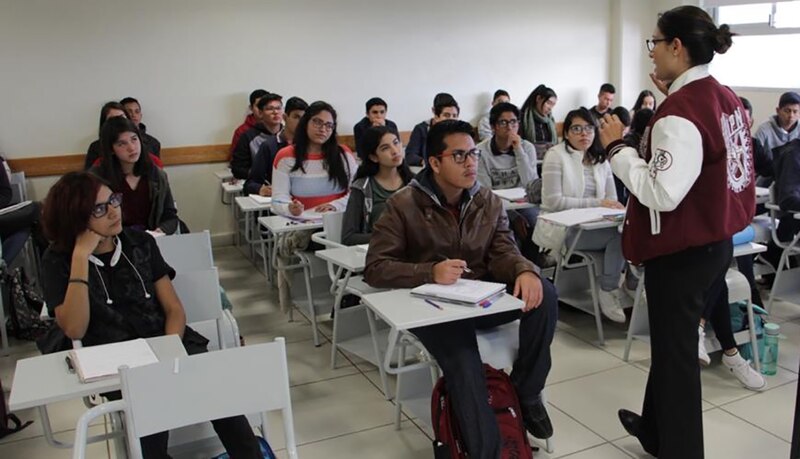 Profesora dando clase en el aula