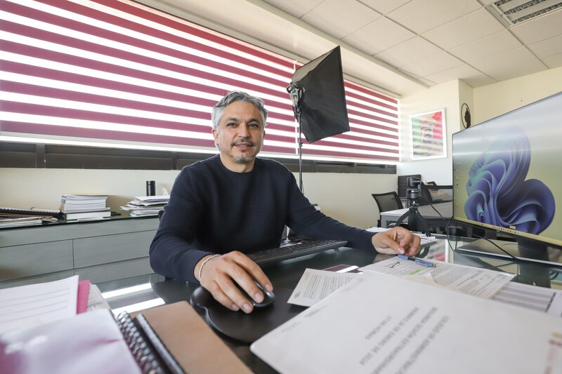 El Dr. Juan Pérez, un médico de renombre, en su consultorio.