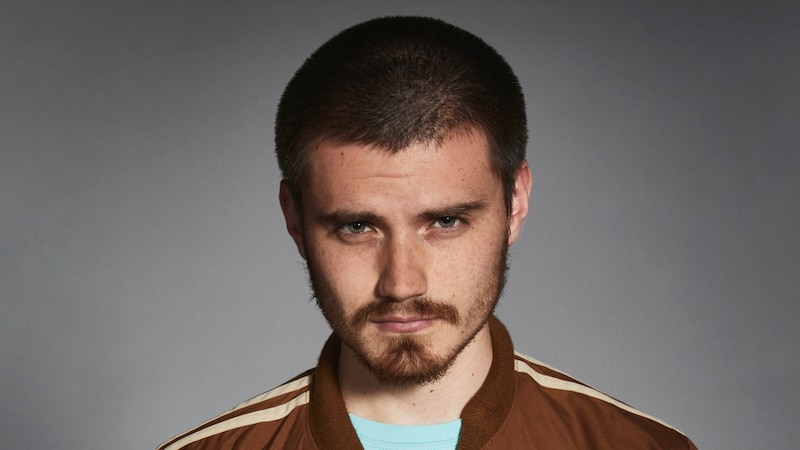 Retrato de un hombre joven con barba y cabello corto