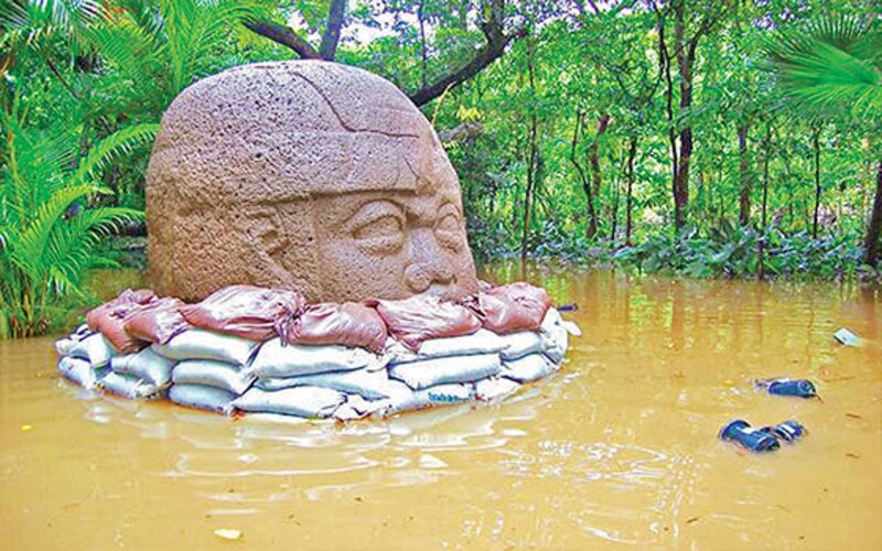 Cabeza Olmeca rodeada de agua