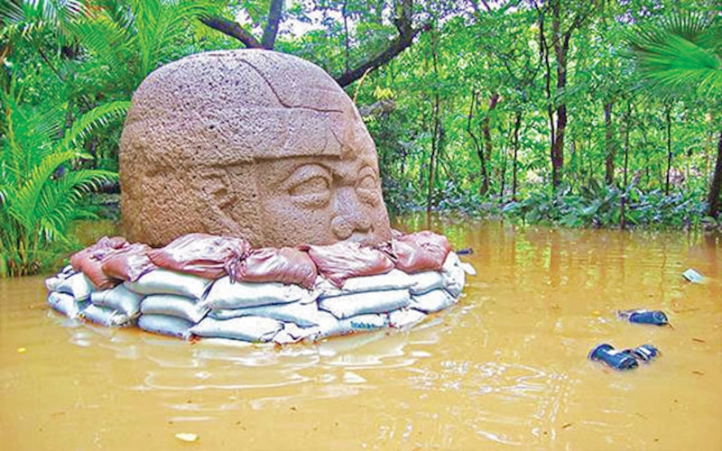 Cabeza Olmeca rodeada de agua