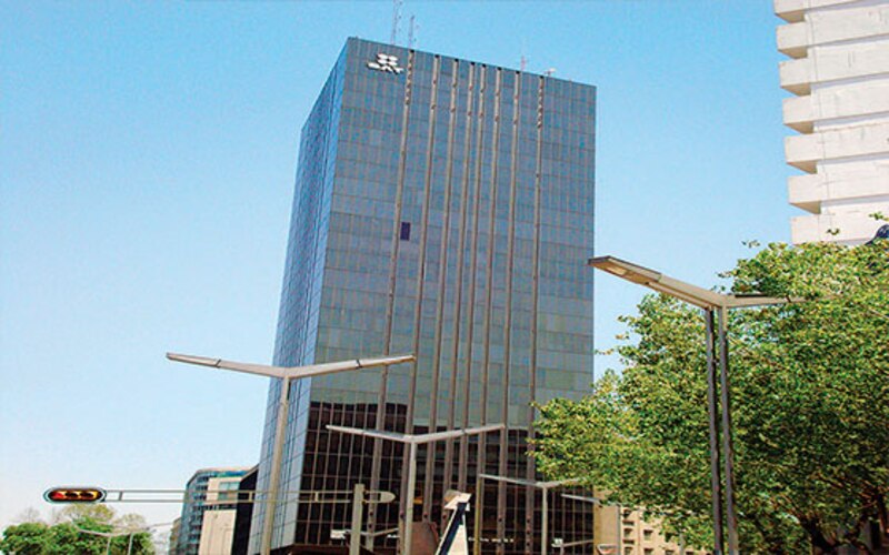 Edificio de oficinas en una ciudad