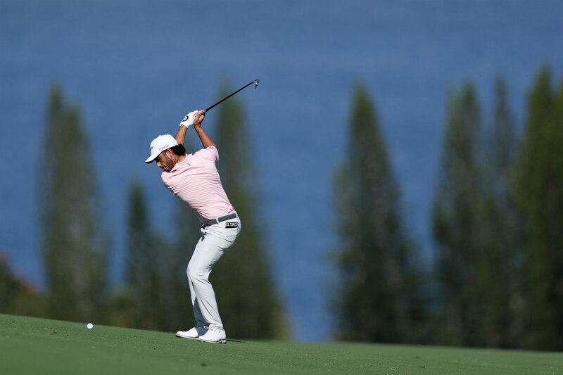 Golfista realizando un swing en un campo de golf