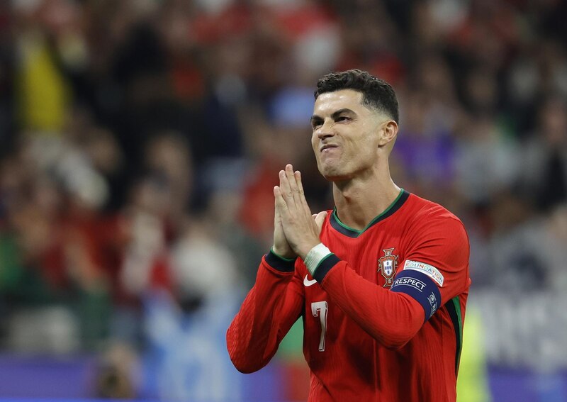 Cristiano Ronaldo, el jugador portugués, aplaude a la afición tras el partido.