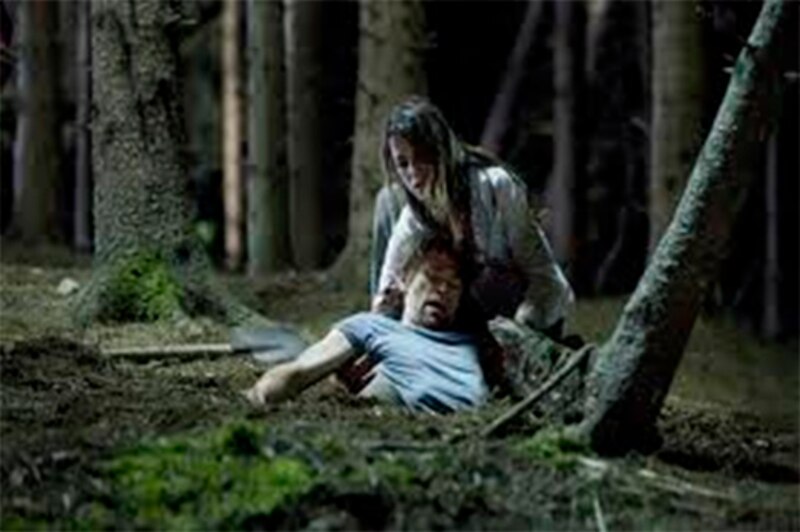 La mujer y el hombre en el bosque