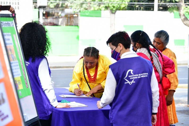 Mujeres indígenas participan en una jornada de votación en México